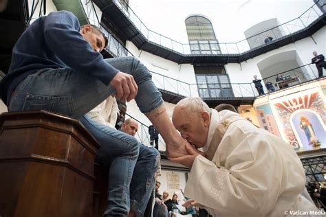 Pope washes feet in Holy Thursday rite at Rome youth prison